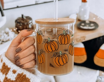 Taza de café con forma de lata de calabaza de otoño, con tapa y pajita, ideal para café helado de temporada de calabaza.