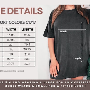 K&ouml;nnte beinhalten: Dunkelgraues T-Shirt mit einer Gr&ouml;&szlig;entabelle, die Breiten- und L&auml;ngenma&szlig;e in Zoll anzeigt. Die Tabelle enth&auml;lt die Gr&ouml;&szlig;en S bis 4XL. Das Model tr&auml;gt Gr&ouml;&szlig;e L f&uuml;r einen Oversize-Look.