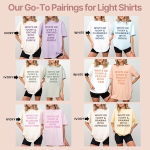 K&ouml;nnte beinhalten: Das Bild zeigt eine Auswahl an T-Shirts mit verschiedenen Farbkombinationen. Der Text auf den Shirts deutet auf Kombinationen mit Farben wie Orchidee, Chambray, Moosgr&uuml;n, Pfirsich und Banane hin. Die Shirts werden von Models getragen.