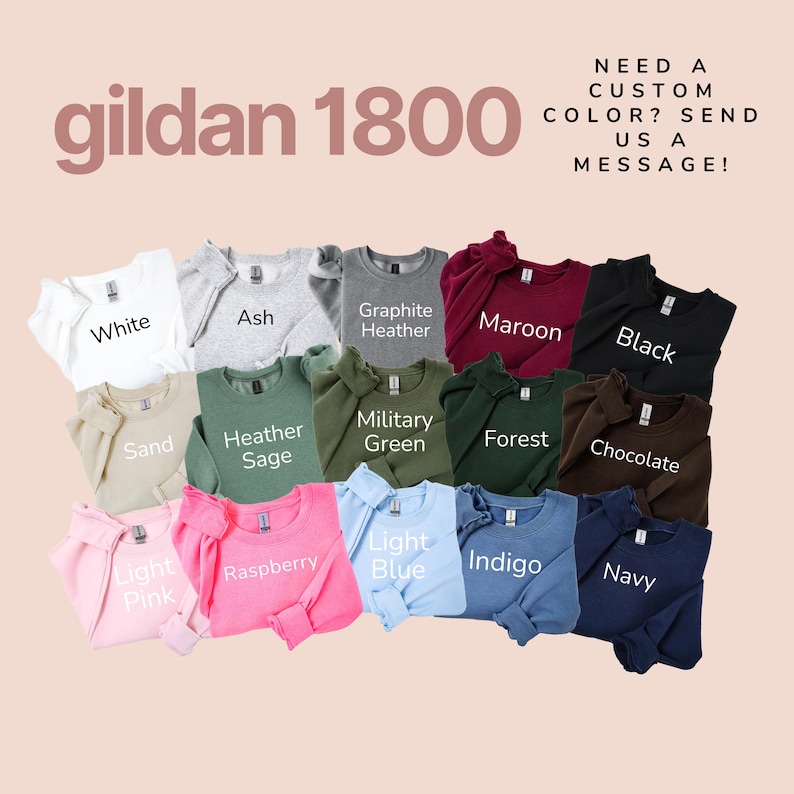 K&ouml;nnte beinhalten: Eine Auswahl an Gildan 1800 Sweatshirts in verschiedenen Farben, darunter Wei&szlig;, Aschgrau, Graphit-Melange, Bordeaux und Schwarz. Weitere Farben sind Sand, Heidekraut, Milit&auml;rgr&uuml;n, Wald und Schokolade. Das Bild zeigt auch hellrosa, himbeerfarbene, hellblaue, indigofarbene und marinefarbene Sweatshirts. Der Text lautet: &bdquo;Ben&ouml;tigen Sie eine Sonderfarbe? Senden Sie uns eine Nachricht!"