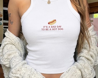 Camiseta sin mangas bordada "Bad Day To Be a Hotdog", camiseta sin mangas acanalada divertida para el 4 de julio, camiseta americana de barbacoa, top corto patriótico de perrito caliente.