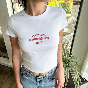 パーソナライズされた刺繍入りベビーTシャツ、Bella Canvas®ベビーTシャツY2K、レトロな2000年代クロップトップ、カスタム刺繍Tシャツ、女性用カスタムテキストギフト