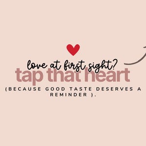 Puede incluir: Un gr&aacute;fico rosa claro con un icono de coraz&oacute;n rojo y el texto: love at first sight? tap that heart (BECAUSE GOOD TASTE DESERVES A REMINDER). Una flecha marr&oacute;n oscuro apunta hacia arriba a la derecha, indicando una llamada a la acci&oacute;n.