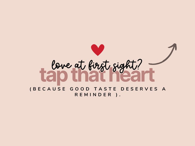 Puede incluir: Un gr&aacute;fico rosa claro con un icono de coraz&oacute;n rojo y el texto: love at first sight? tap that heart (BECAUSE GOOD TASTE DESERVES A REMINDER). Una flecha marr&oacute;n oscuro apunta hacia arriba a la derecha, indicando una llamada a la acci&oacute;n.