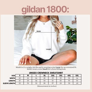 K&ouml;nnte beinhalten: Wei&szlig;es Unisex-Crewneck-Sweatshirt mit Gr&ouml;&szlig;entabelle. Das Bild enth&auml;lt Ma&szlig;e f&uuml;r Breite, L&auml;nge und &Auml;rmell&auml;nge in Zoll. Der Text "gildan 1800" steht oben. Das Model ist 163 cm gro&szlig; und wiegt 54 kg.