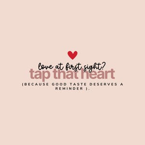 Puede incluir: Un dise&ntilde;o gr&aacute;fico con el texto "love at first sight? tap that heart" en fuente negra y rosa, con un icono de coraz&oacute;n rojo. El texto "(BECAUSE GOOD TASTE DESERVES A REMINDER )" est&aacute; debajo, todo sobre un fondo rosa claro.