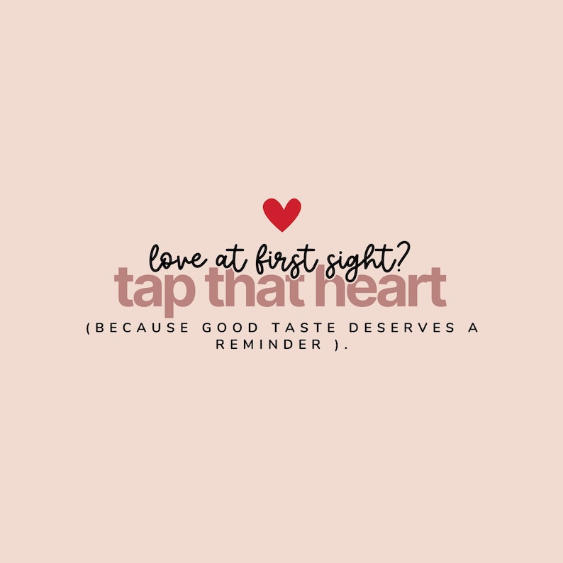 Puede incluir: Un dise&ntilde;o gr&aacute;fico con el texto "love at first sight? tap that heart" en fuente negra y rosa, con un icono de coraz&oacute;n rojo. El texto "(BECAUSE GOOD TASTE DESERVES A REMINDER )" est&aacute; debajo, todo sobre un fondo rosa claro.