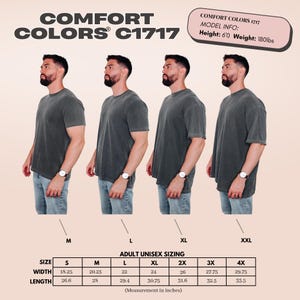 Puede incluir: Imagen de un producto que muestra una camiseta Comfort Colors C1717 de color gris oscuro. La imagen muestra a un modelo usando la camiseta en diferentes tallas, con una tabla de tallas debajo. La tabla proporciona medidas en pulgadas para tallas unisex para adultos, de la S a la 4XL.