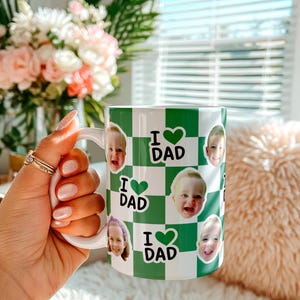 K&ouml;nnte beinhalten: Wei&szlig;e Keramiktasse mit gr&uuml;n-wei&szlig;em Karomuster. Die Tasse zeigt Fotos von Kindern und den Text "I ❤️ DAD". Die Tasse ist ein Geschenk zum Vatertag.