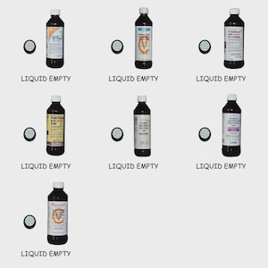 Puede incluir: Siete botellas de vidrio marrón oscuro con tapas y etiquetas blancas, cada una acompañada de una tapa blanca separada. El texto LIQUID EMPTY está impreso debajo de cada botella. Las etiquetas muestran varios nombres de marcas.