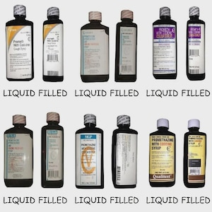 Puede incluir: Doce botellas de jarabe para la tos con prometazina y codeína dispuestas en dos filas de seis. Cada botella tiene una etiqueta blanca con texto negro, un código de barras y un tapón de rosca blanco. El texto LIQUID FILLED aparece bajo las botellas.