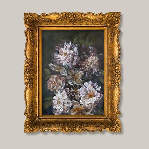 以下が含まれることがあります： 暗い背景に白い牡丹と紫の牡丹、緑の葉を描いた油絵。複雑なスクロール模様と装飾的な彫刻が施された、質感のある華やかな金色のフレームに収められています。