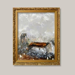 以下が含まれることがあります： 装飾的な金色のフレームに入った油絵で、小さな建物、濃い茶色の屋根、曇り空のある風景が描かれています。この作品は、白、グレー、茶色、黒の色合いで、厚みのある質感の筆致を使用して風景を表現しています。