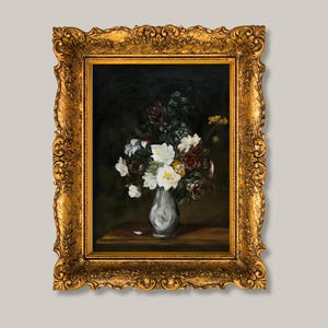 以下が含まれることがあります： 装飾的な金色のフレームに入った油絵で、灰色の花瓶に生けられた白、濃い赤、黄色の花のブーケの静物画です。花は木製の表面に置かれており、背景は暗く、筆致がはっきりと見える雰囲気のある仕上がりになっています。