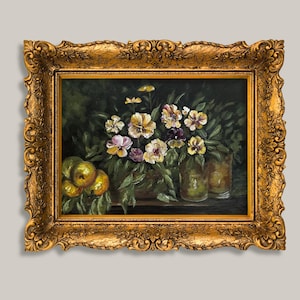 以下が含まれることがあります： 装飾的な金色のフレームに入った油絵で、ガラスの花瓶に生けられた黄色と紫のパンジーの花束と、緑と黄色の梨の房が描かれています。背景は暗く、筆致がはっきりと見て取れる作品です。