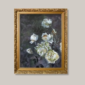 以下が含まれることがあります： 黄色い中心を持つ白いバラを描いた油絵で、暗く落ち着いた背景が特徴です。この花の配置には複数の花と濃い緑色の葉が含まれており、装飾が施された質感のある金色の長方形のフレームに収められています。