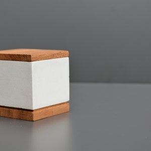 Collector's tin | Jewelry box with lid | Customizable | white/grey | Desk storage | Concrete and oak | Concrete decoration | 6x6x5cm