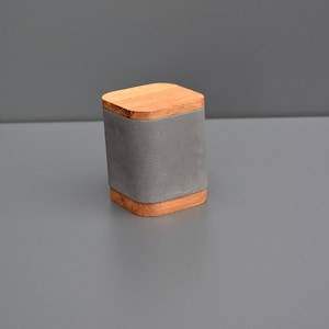 Sammeldose | Schmuckdose mit Deckel | Schreibtischaufbewahrung | Personalisierbar | weiss/grau | Beton und Eiche | Betondekoration | 6x6x7cm