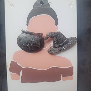 Halloween-häxhatt och örhängen med kruka