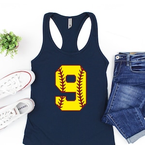 Puede incluir: Camiseta de tirantes azul marino con un n&uacute;mero 9 amarillo en la parte delantera. El n&uacute;mero est&aacute; bordeado de granate y tiene un dise&ntilde;o de puntadas de b&eacute;isbol.