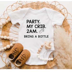Könnte beinhalten: Weißer Babybody mit schwarzem Text, der "Party. My Crib. 2AM. Bring a Bottle" lautet, mit einer kleinen schwarz-weißen Illustration einer Babyflasche.