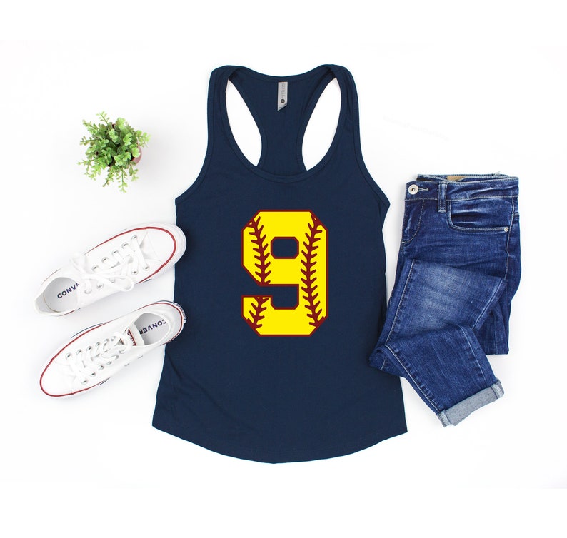 Puede incluir: Camiseta de tirantes azul marino con un n&uacute;mero 9 amarillo en la parte delantera. El n&uacute;mero est&aacute; bordeado de granate y tiene un dise&ntilde;o de puntadas de b&eacute;isbol.