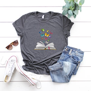 Butterfly Book T-shirt, Book Lovers T-shirt, Librarian Shirt, Reading Shirt, Book Lover Gift, Butterfly Lover Tee, Gift for Book Lover bild 4