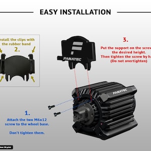 Op de afbeelding: Een instructieafbeelding voor een Fanatec-wielbasis met drie installatiestappen. Het bevat een zwarte montagebeugel, twee M6x12-schroeven en tekstinstructies waaronder 'EASY INSTALLATION', 'Install the clips with the rubber band' en 'Put the support on the screw at the desired height. Then tighten the screw by hand'.