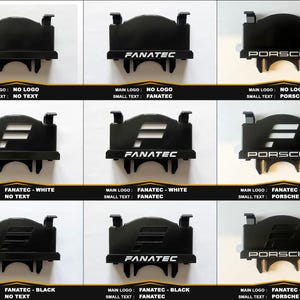 Op de afbeelding: Een raster van negen zwarte plastic stuurwieldoppen voor racesimulatoren. De doppen bevatten verschillende combinaties van het Fanatec-logo, het woord FANATEC en het woord PORSCHE in wit of zwart, waarbij sommige opties geen logo of tekst tonen.