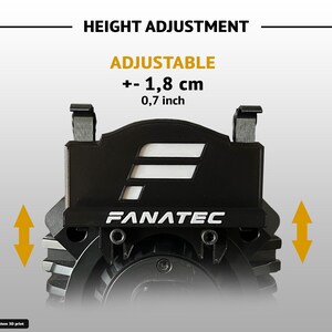 Op de afbeelding: Een zwarte Fanatec-component met een hoogteverstelmechanisme. De tekst luidt HEIGHT ADJUSTMENT, ADJUSTABLE, +- 1,8 cm, 0,7 inch en FANATEC. Twee gele verticale pijlen geven het bewegingsbereik van het verstelbare onderdeel aan.