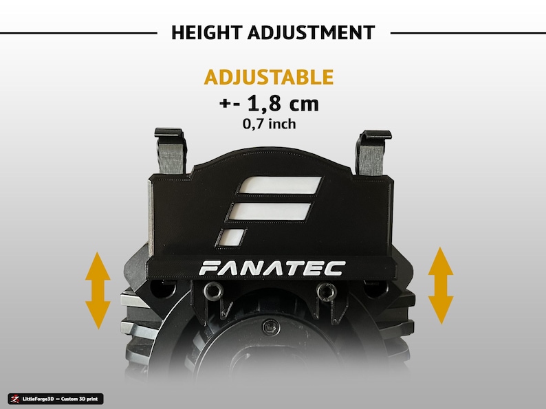 Op de afbeelding: Een zwarte Fanatec-component met een hoogteverstelmechanisme. De tekst luidt HEIGHT ADJUSTMENT, ADJUSTABLE, +- 1,8 cm, 0,7 inch en FANATEC. Twee gele verticale pijlen geven het bewegingsbereik van het verstelbare onderdeel aan.