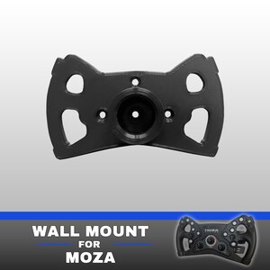 Può includere: Un supporto a parete in plastica nera per volante da corsa, dotato di un mozzo centrale circolare e quattro fori di montaggio. Il testo "WALL MOUNT FOR MOZA" appare accanto a un'immagine inserita di un volante da corsa nero con pulsanti e manopole.