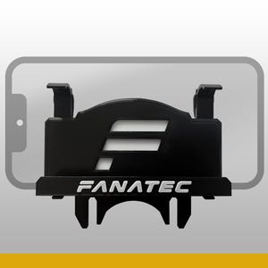 Peut inclure: Un support de smartphone en plastique noir avec le logo Fanatec en texte blanc sur le devant. Le support comprend deux clips supérieurs et une découpe centrale, positionné devant le contour gris clair d'un smartphone rectangulaire.