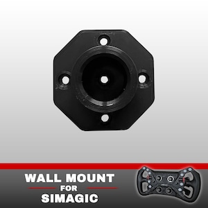 Könnte beinhalten: Eine schwarze achteckige Wandhalterung für Simagic-Rennlenkräder. Die Halterung verfügt über eine zentrale kreisförmige Öffnung und vier vorgebohrte Löcher zur Montage. Der Text "WALL MOUNT FOR SIMAGIC" steht unter der Halterung neben einem Lenkrad.