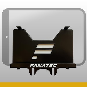 Op de afbeelding: Een zwarte kunststof tablethouder met het Fanatec-logo in witte tekst op de voorste basis en een gestileerde witte F-uitsparing op het hoofdpaneel. De houder is ontworpen om een tablet vast te houden, weergegeven door een grijze omtrek erachter.