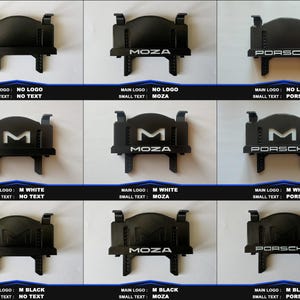 Może przedstawiać: Siatka dziewięciu czarnych plastikowych wspornik&oacute;w montażowych do podstaw kierownic wyścigowych, zawierająca r&oacute;żne konfiguracje logo z literą M oraz napisu MOZA lub PORSCHE w kolorze białym lub czarnym, z regulowanymi szczelinami i klipsami.