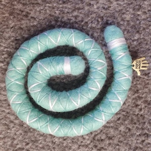 Corbata de pavorito verde menta hecha a mano con hilo blanco y verde menta rematado con un poco de encanto hecho a mano