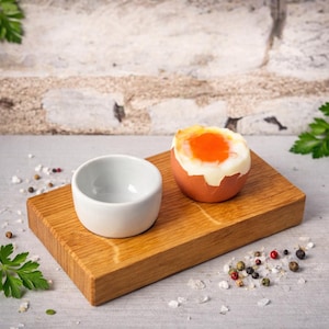 Besonderer Eierbecher aus Eichenholz mit kleinem Weckglas für die abgepellte Eierschale