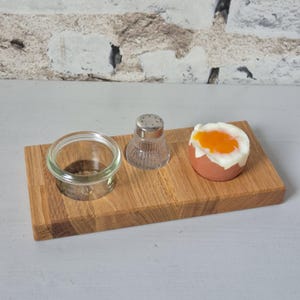Holz Eierbecher aus Eiche mit Salzstreuer & Schälchen (Porzellan/Keramik) oder Mini-Weckglas für die abgepellte Schale - personalisierbar