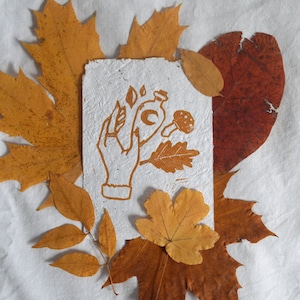 Linogravure Sorcière d'automne | carte A6 | papier recyclé | fait main | doré | samhain