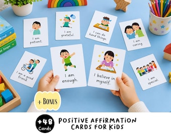 以下が含まれることがあります： 子供向けのポジティブなアファメーションが書かれた白い長方形のカードセット。I am patient、I am grateful、I can do hard things、I am caring、I am a good friend、I am enough、I believe in myself、I am specialといったフレーズとカラフルなイラストが描かれています。