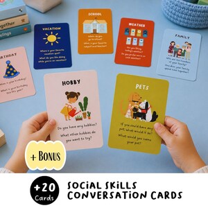 Op de afbeelding: Een set van twintig gesprekskaarten voor sociale vaardigheden met kleurrijke illustraties en vragen over onderwerpen zoals hobby's, huisdieren, familie en het weer. De rechthoekige kaarten hebben afgeronde hoeken en bevatten Engelse teksten.