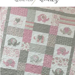 Peut inclure: Un patron de courtepointe pour bébé avec un motif patchwork de carrés roses, gris et blancs. La courtepointe présente des éléphants brodés et des motifs floraux. La courtepointe mesure 107 cm sur 152 cm.
