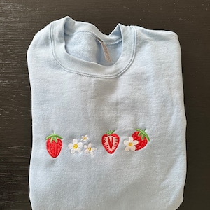 Gola redonda com flor de morango | Gola redonda bordada em morango | Crewneck feminino na moda | Camisa bordada flor fruta | Flor de morango