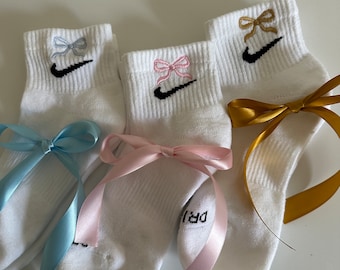 chaussettes brodées noeud | chaussettes brodées en ruban | socquettes à nœud | socquettes à ruban | chaussettes pour filles | chaussettes tendance