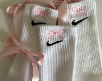 chaussettes brodées noeud | chaussettes brodées en ruban | chaussettes hautes à noeud | ras du cou à ruban | chaussettes pour filles | chaussettes tendance