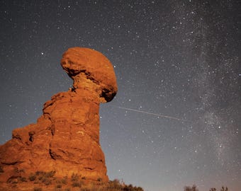 アーチーズ国立公園の夜空写真 - バランスドロック天の川アートプリント - 流星と星空の風景 - デジタルダウンロード