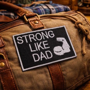 Parche termoadhesivo "Fuerte como papá", ideal para chaqueta, chaleco, mochila, vida de papá, papá del gimnasio, vínculo padre-hijo, equipo de entrenamiento.