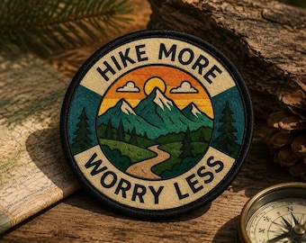 Toppa "Hike More Worry Less" (Cammina di più, preoccupati di meno)/Toppa termoadesiva/Campeggio ed escursionismo/Distintivo di merito/Avventura all'aria aperta/Applicazione da cucire per abbigliamento, giacca, cappelli, zaino
