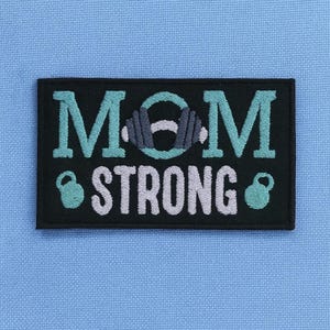 Parche termoadhesivo "Mamá Fuerte" para coser o planchar, ideal para bolsas de gimnasio, ropa deportiva, mamás en forma, mujeres fuertes y levantamiento de pesas.